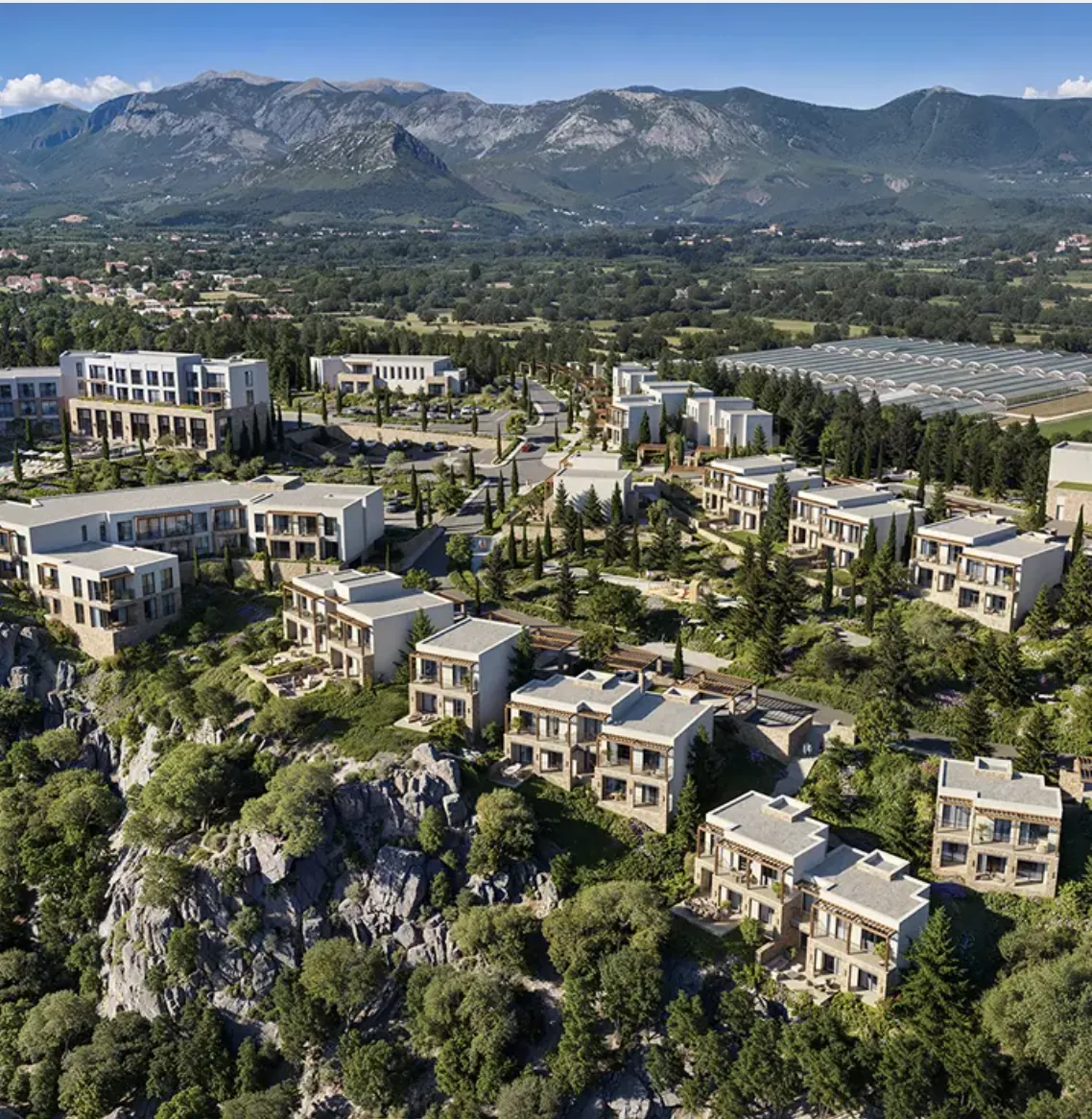Luftaufnahme des Lake Šas in Montenegro mit Bergkulisse — Standort des Resorts Sas Heights