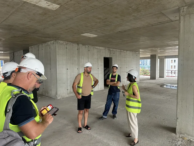Investorengruppe mit Schutzhelmen bei der Rohbaubesichtigung Metropol