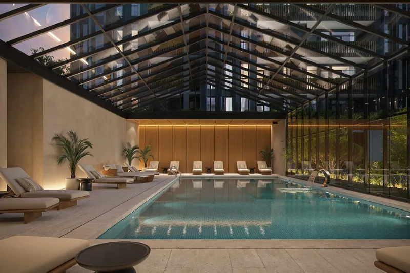 Beheizter Indoor-Pool unter Glasdach
